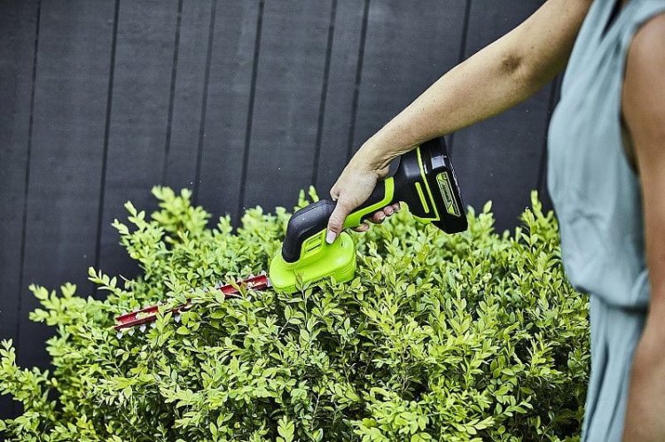 24V Nożyce do przycinania trawy i żywopłotów GREENWORKS G24SHTK2 - Zestaw ładowarka + akumulator 2Ah - 1600607VA