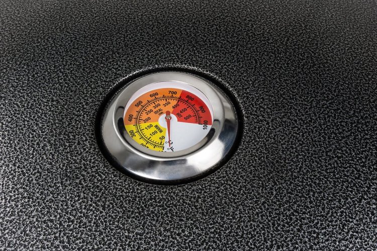 09_pizzaofen_schwarz_heidenfeld_pizzaaufsatz_thermometer_pizzastein_bologna_oben.jpg
