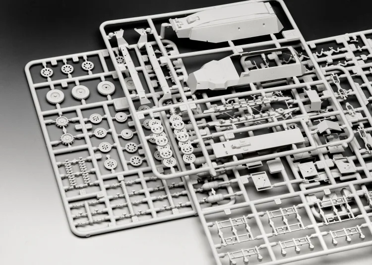 03324_Sd_Kfz_251_1_Ausf_C_u_Wurfr_40_06.jpg