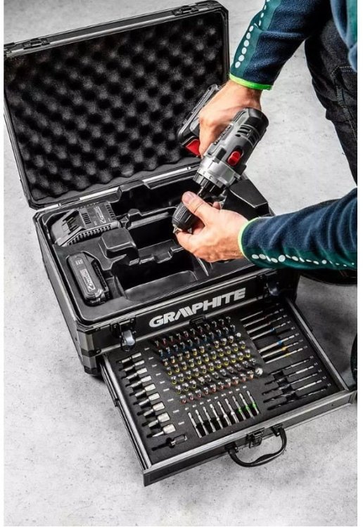 Zestaw Graphite Energy+ w walizce aluminiowej: wiertarko-wkrętarka z zdejmowanym uchwytem, 2 akumulatory 2.0Ah, ładowarka oraz 109 akcesoriów
