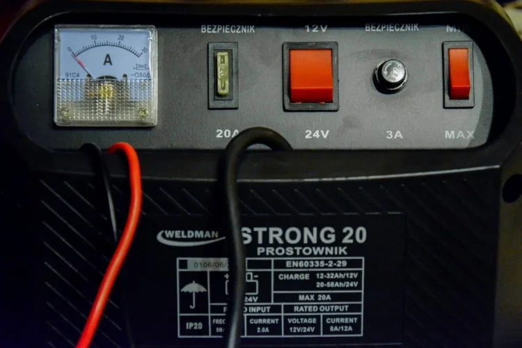 PROSTOWNIK WELDMAN STRONG  20  6V/12V LCD
