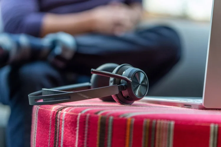 Poly Zestaw słuchawkowy Voyager Focus 2 z certyfikatem Microsoft Teams USB-C-C + przejściówka USB-C/A + podstawka ładująca 9T9J6AA#AC3