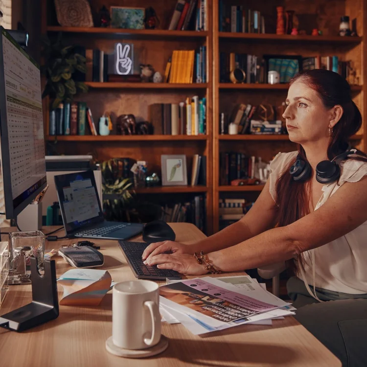 Poly Zestaw słuchawkowy Voyager Focus 2 z certyfikatem Microsoft Teams USB-C-C + przejściówka USB-C/A + podstawka ładująca 9T9J6AA#AC3