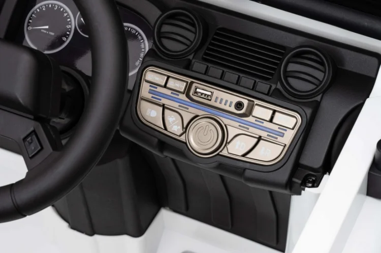 Pojazd Land Rover Defender 110 SVX Concept Biały