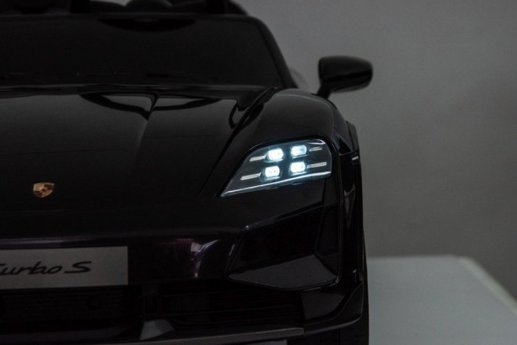 Pojazd Porsche Taycan Turbo S Czarny