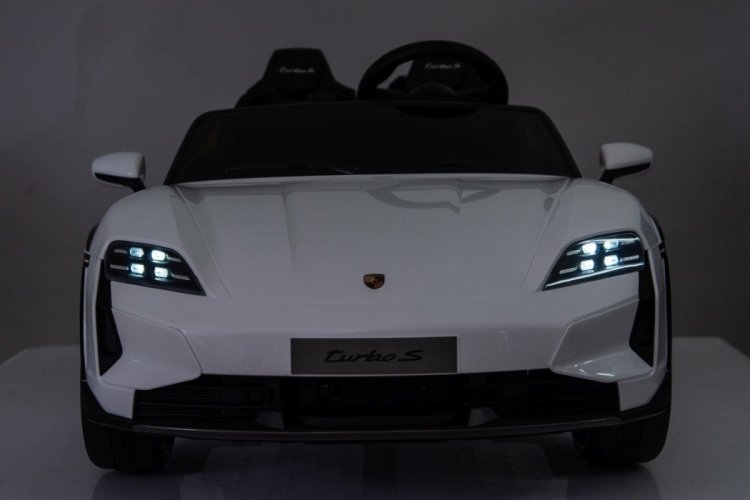 Pojazd Porsche Taycan Turbo S Biały