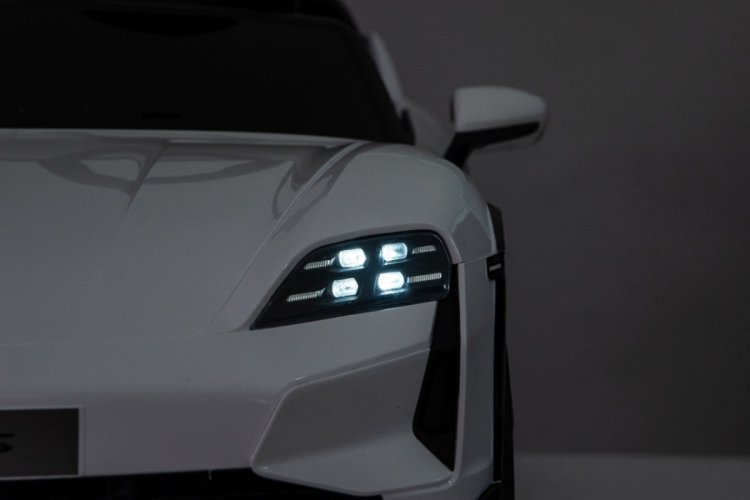 Pojazd Porsche Taycan Turbo S Biały