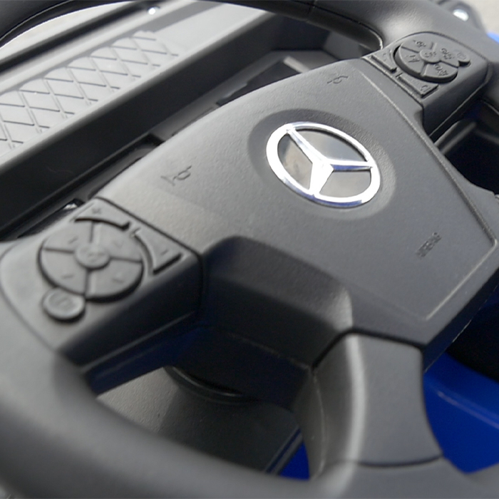 Entertainment Paket immer mit an Bord des Kinder Elektroauto Mercedes Benz Actros